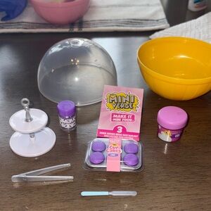 Mini Verse Make It Mini Food purple cupcake set.